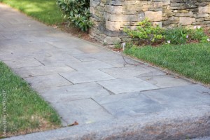 Una pavimentazione esterna in pietra di u giardino privato